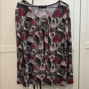 Stylish Women's Fiori Patterned Top With Rhinestone Brooch